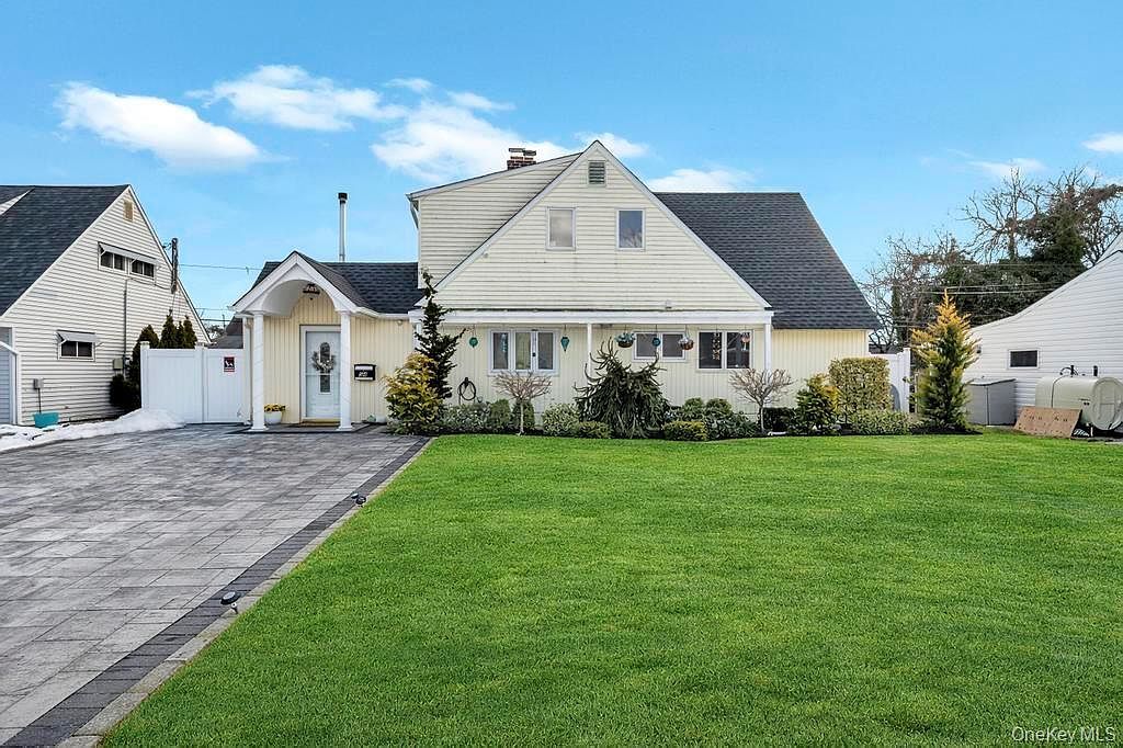 54 Abbot Ln Hicksville, NY 11801 - Thumbnail 3