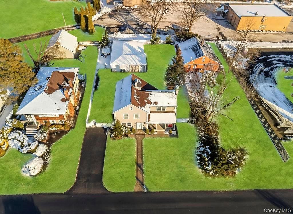 32 Longfellow Ave Westbury, NY 11590 - Thumbnail 3