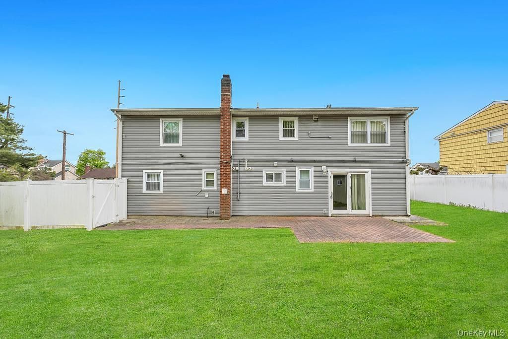 226 Princess St Hicksville, NY 11801 - Thumbnail 3