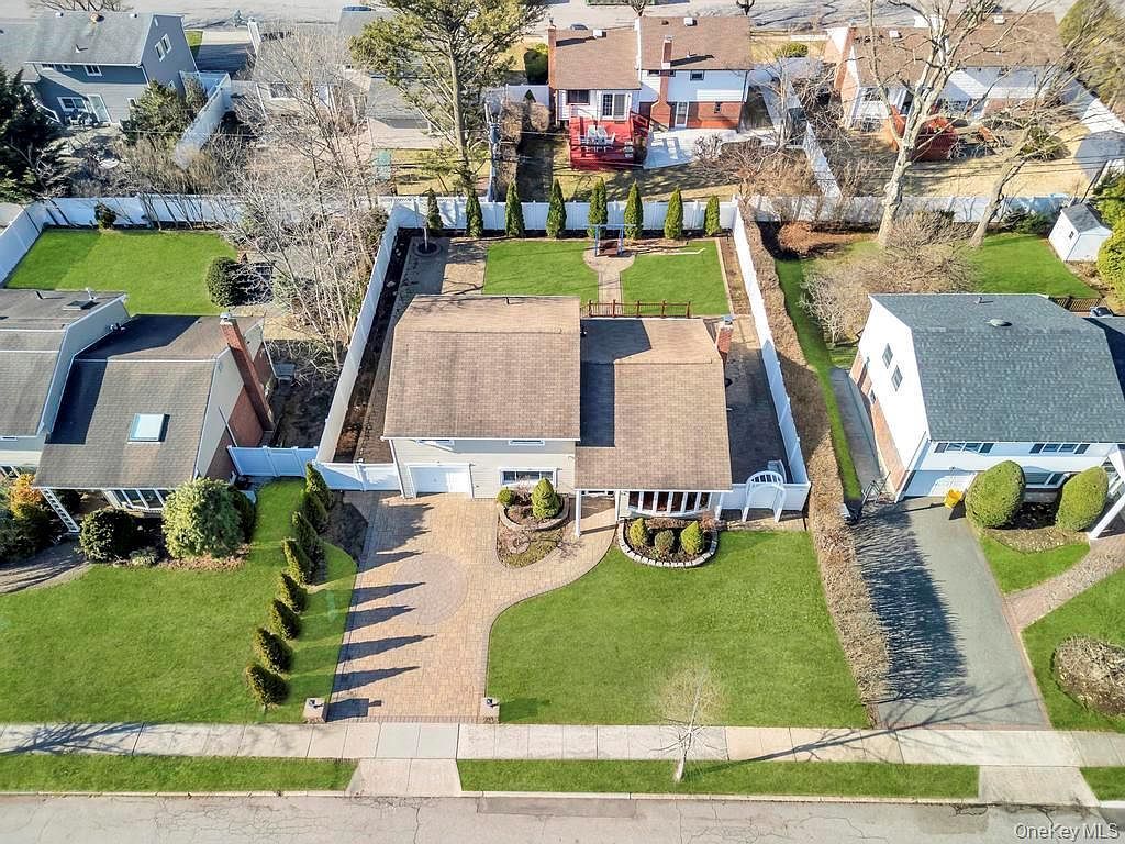 16 Phipps Ln Plainview, NY 11803 - Thumbnail 3