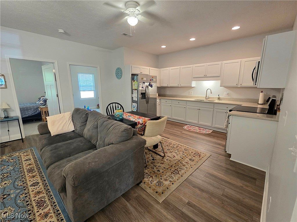 654 Treadway Blvd Sheffield Lake, OH 44054 - Thumbnail 3