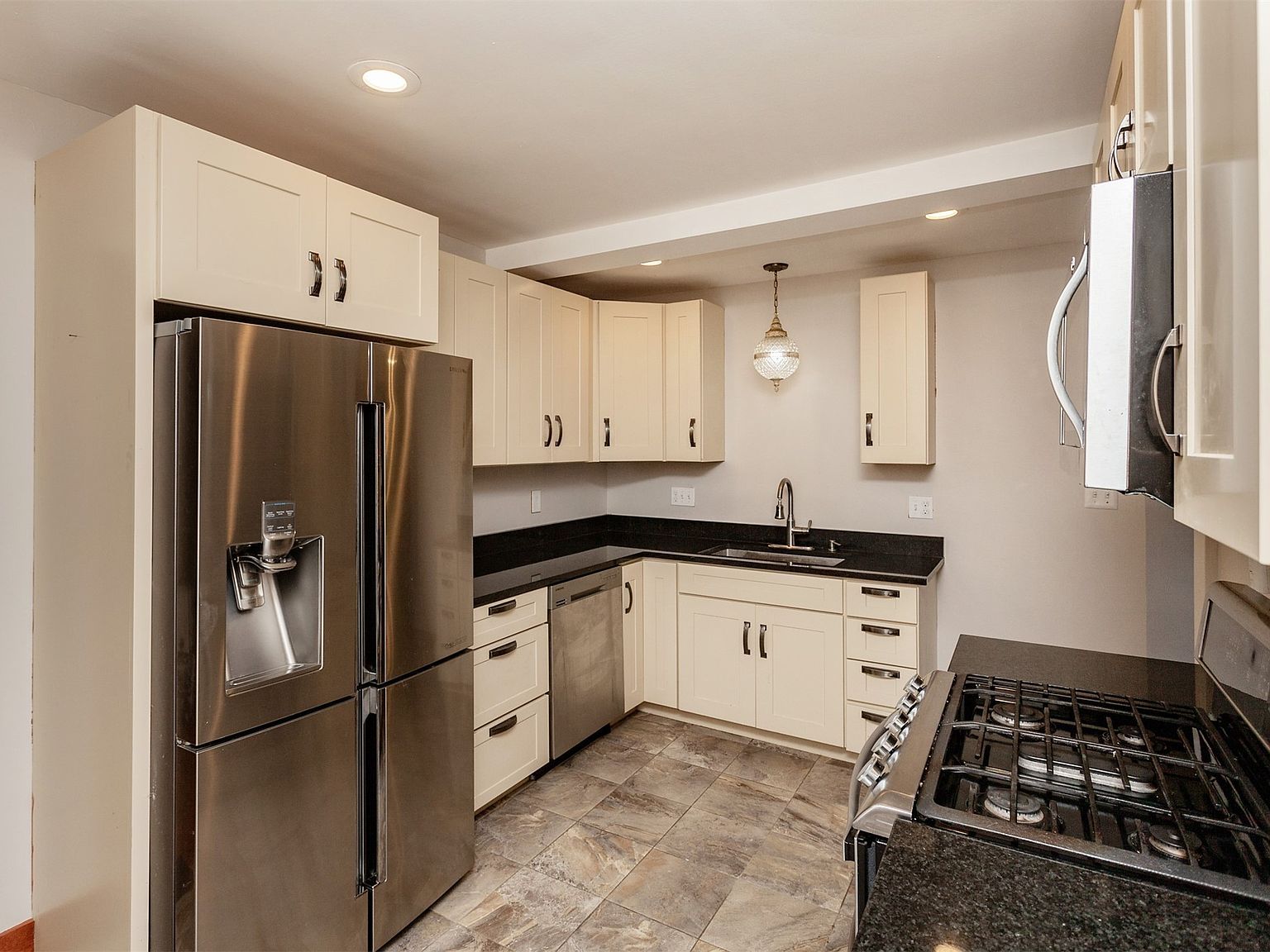 412 Fulton Dr Des Moines, IA 50315 - Thumbnail 3