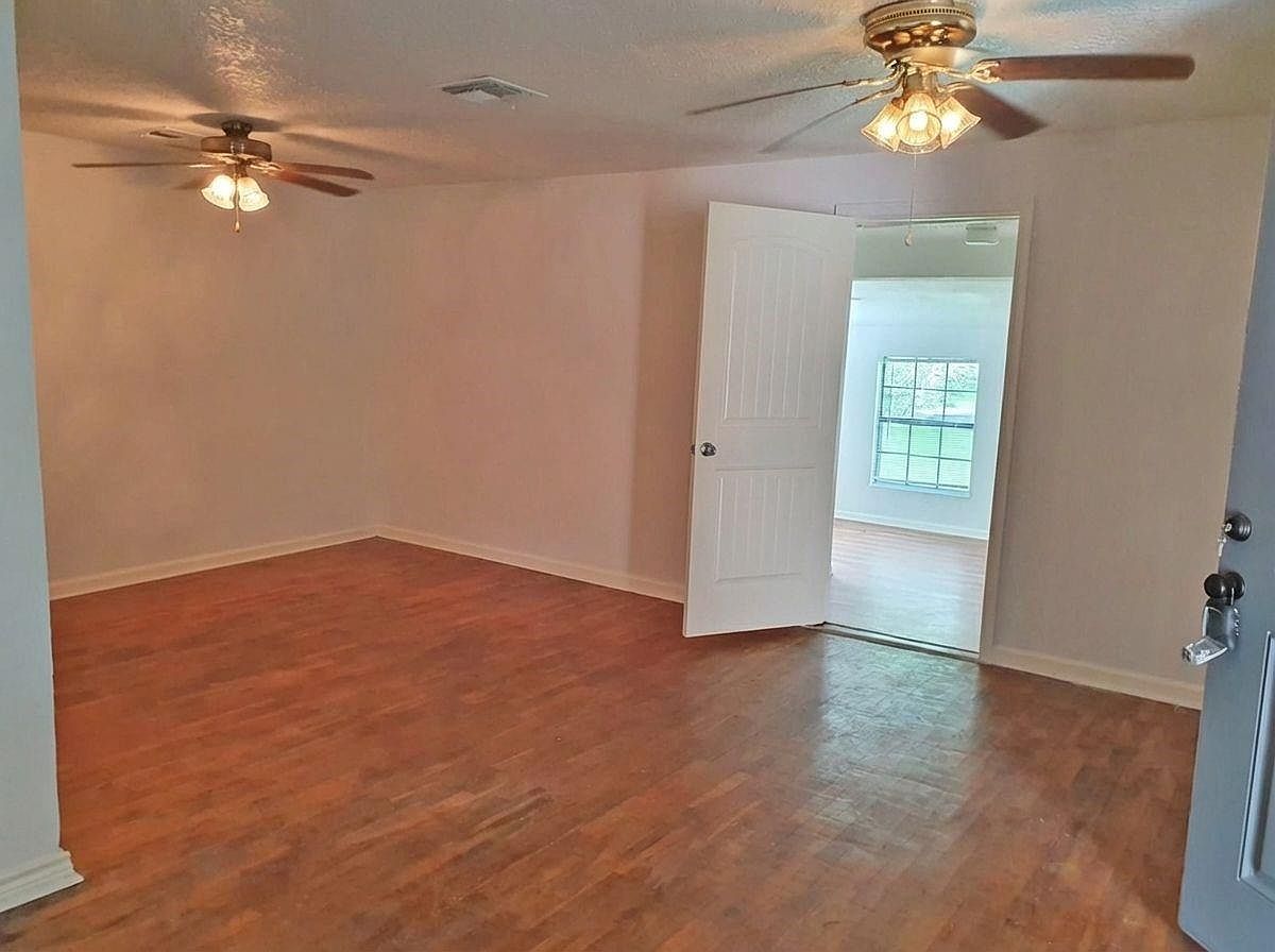 1272 Pecan St Clute, TX 77531 - Thumbnail 3