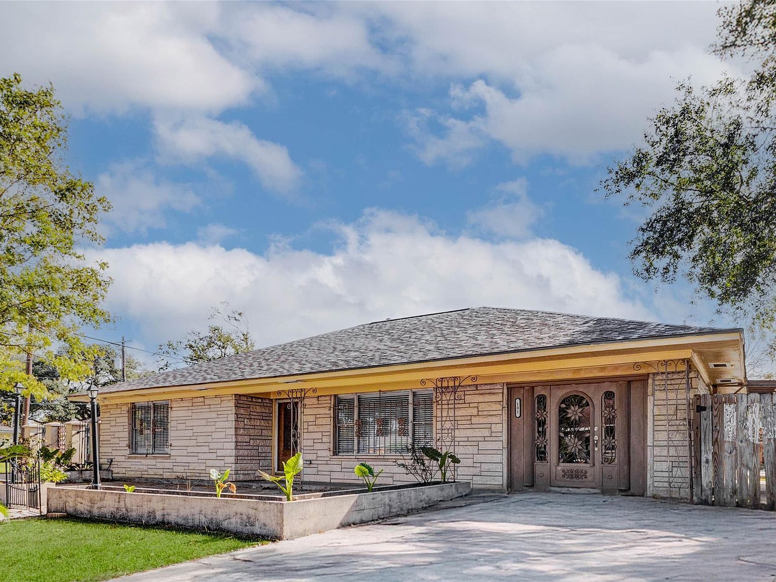 101 Live Oak St Baytown, TX 77520 - Thumbnail 3