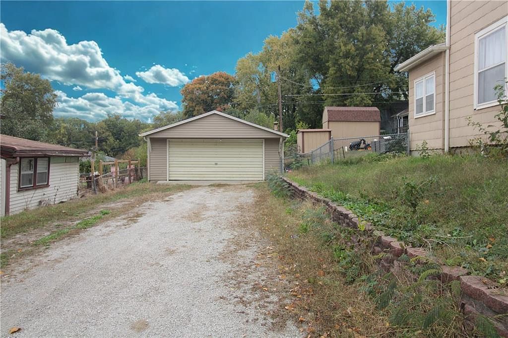 1913 Holman St Saint Joseph, MO 64501 - Thumbnail 3