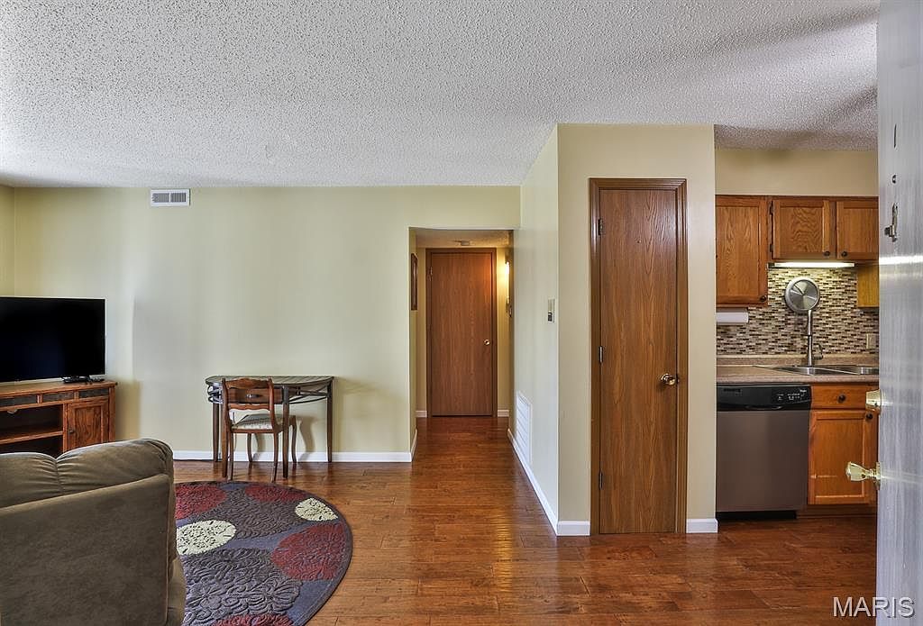 9209 Bent Pine Ct APT H Saint Louis, MO 63126 - Thumbnail 3