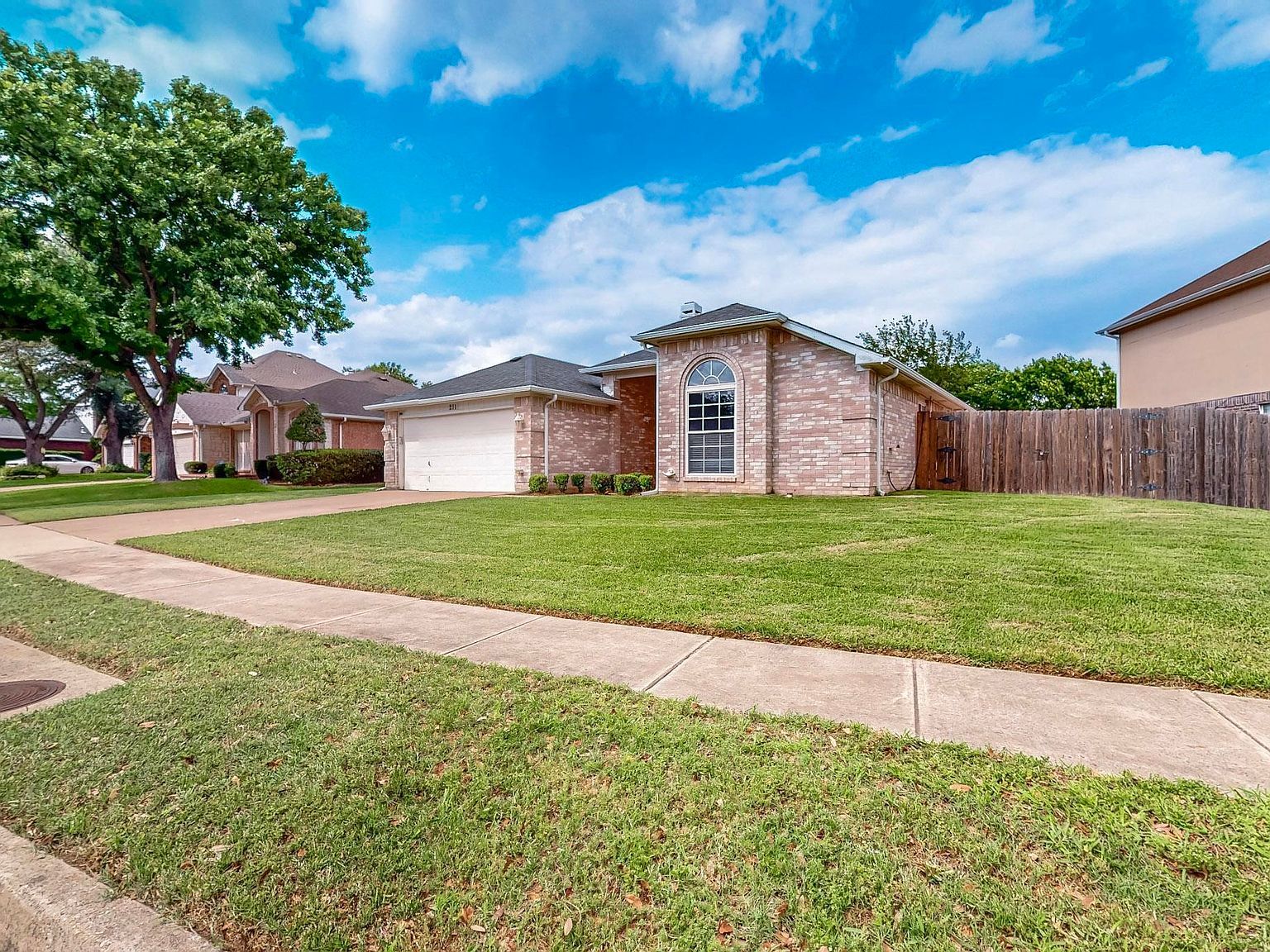 211 Ember Glen Dr Arlington, TX 76018 - Thumbnail 3