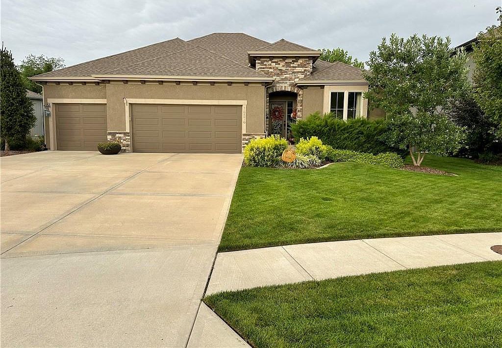 16576 S Summertree Ln Olathe, KS 66062 - Thumbnail 3