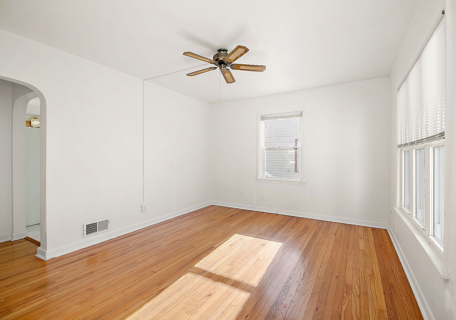 372 S Center Ave Bradley, IL 60915 - Thumbnail 3