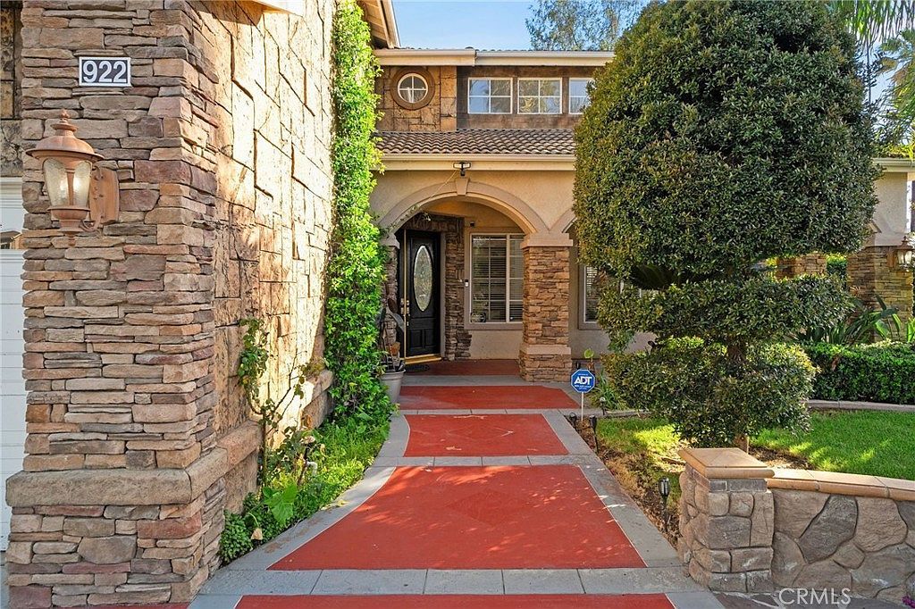 922 Armata Dr Corona, CA 92881 - Thumbnail 3