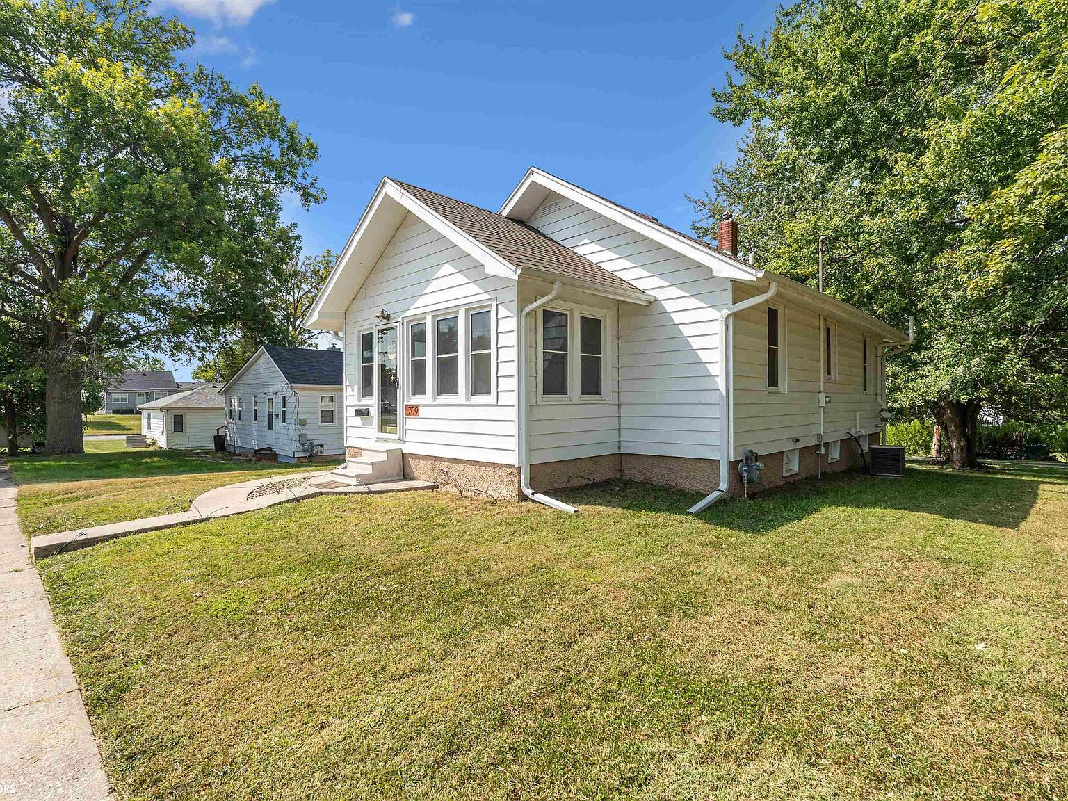 709 E 9th St S Newton, IA 50208 - Thumbnail 3