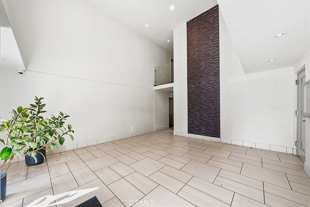 1045 N Kings Rd APT 104 West Hollywood, CA 90069 - Thumbnail 3