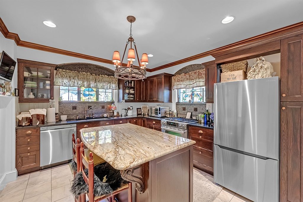 283 Longhill St Springfield, MA 01108 - Thumbnail 3