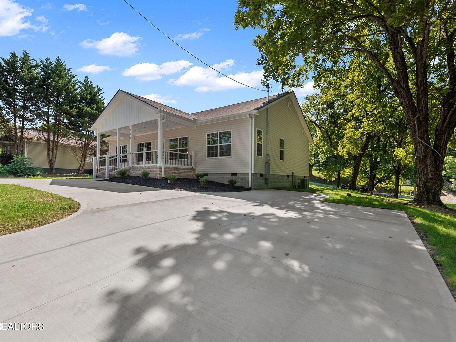 711 Byrd St Clinton, TN 37716 - Thumbnail 3