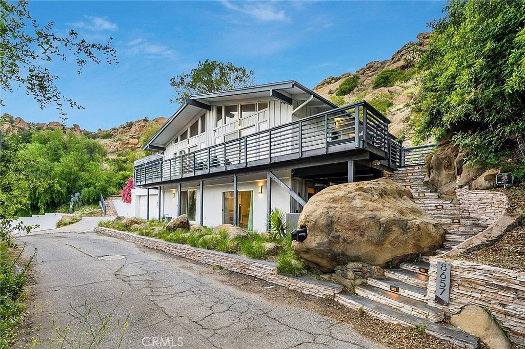 8657 Valley Flores Dr Canoga Park, CA 91304 - Thumbnail 3