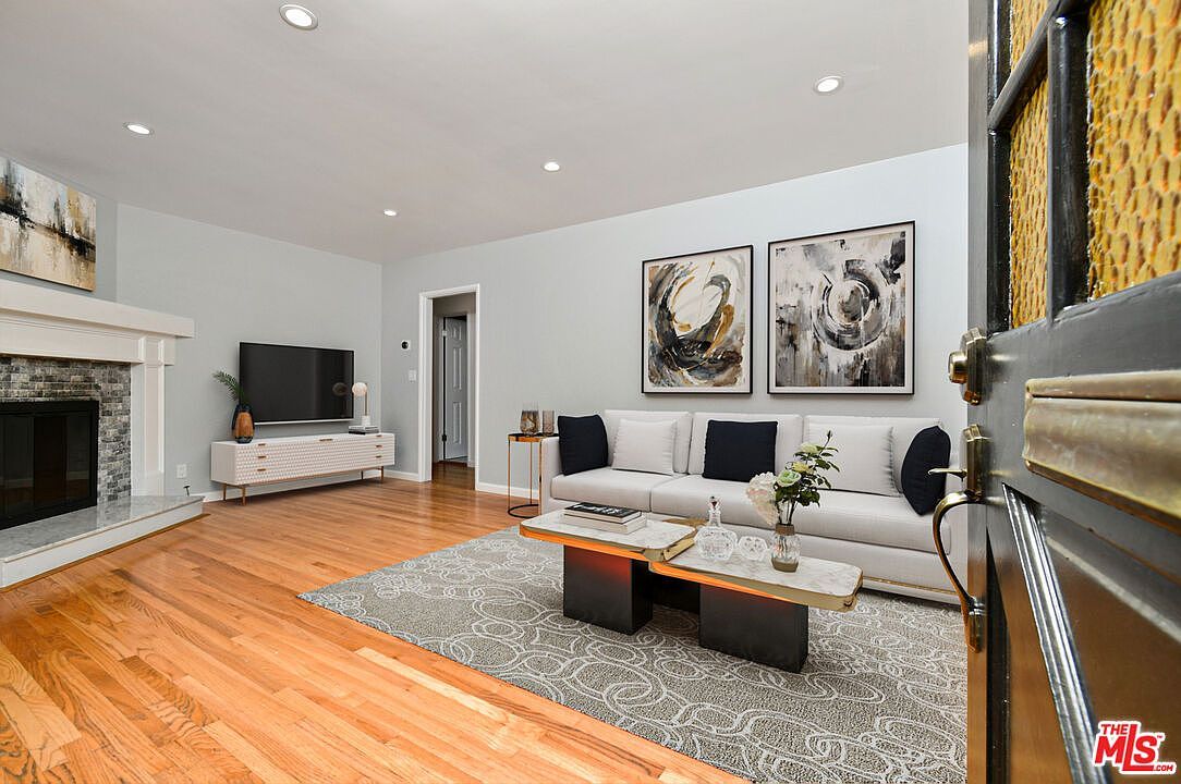 22025 De La Osa St Woodland Hills, CA 91364 - Thumbnail 3