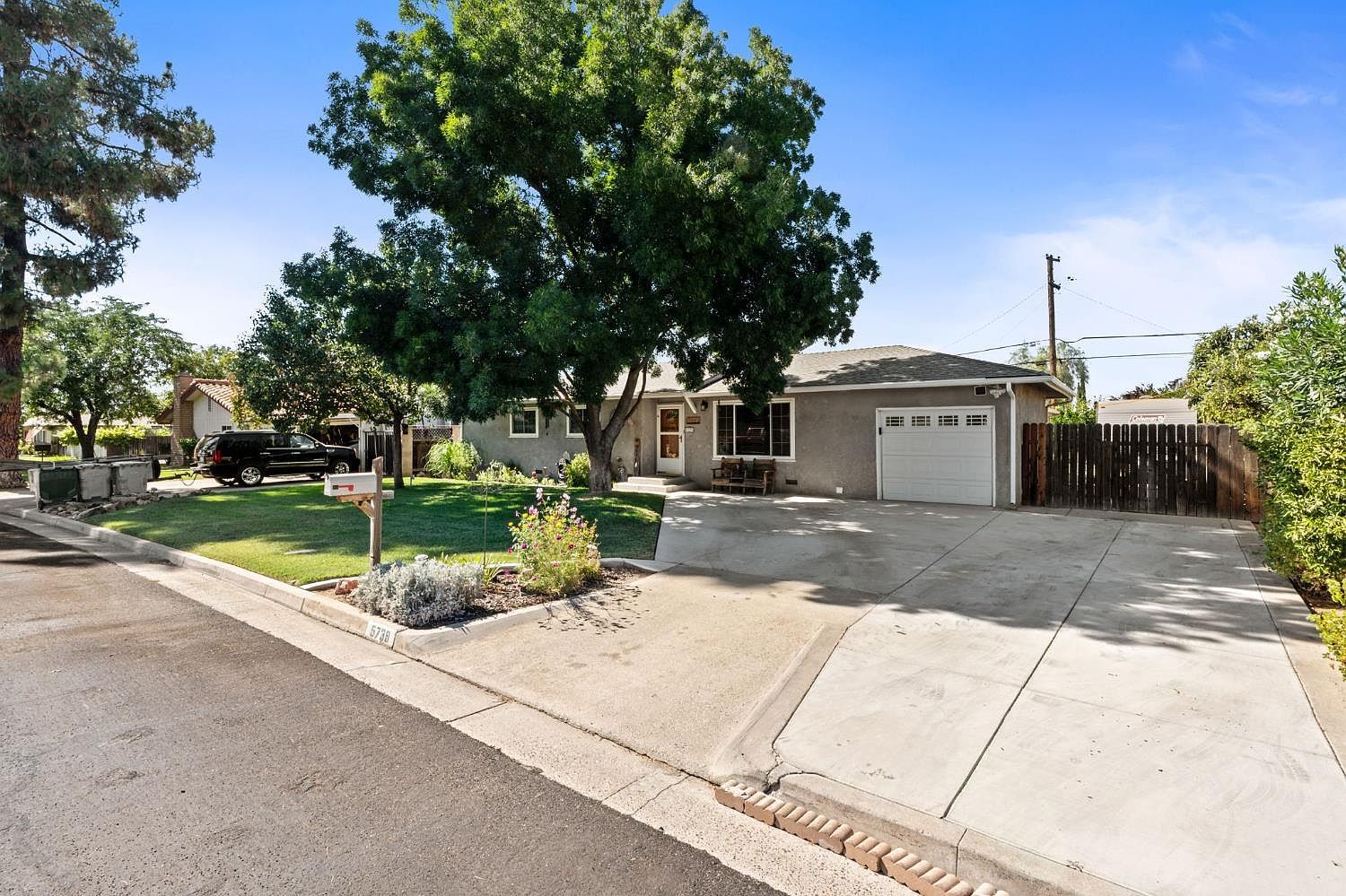 5739 E Hampton Way Fresno, CA 93727 - Thumbnail 3