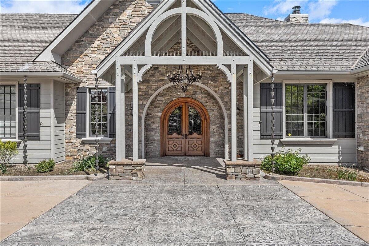 1918 Stevens Rd Eagle Pt, OR 97524 - Thumbnail 3