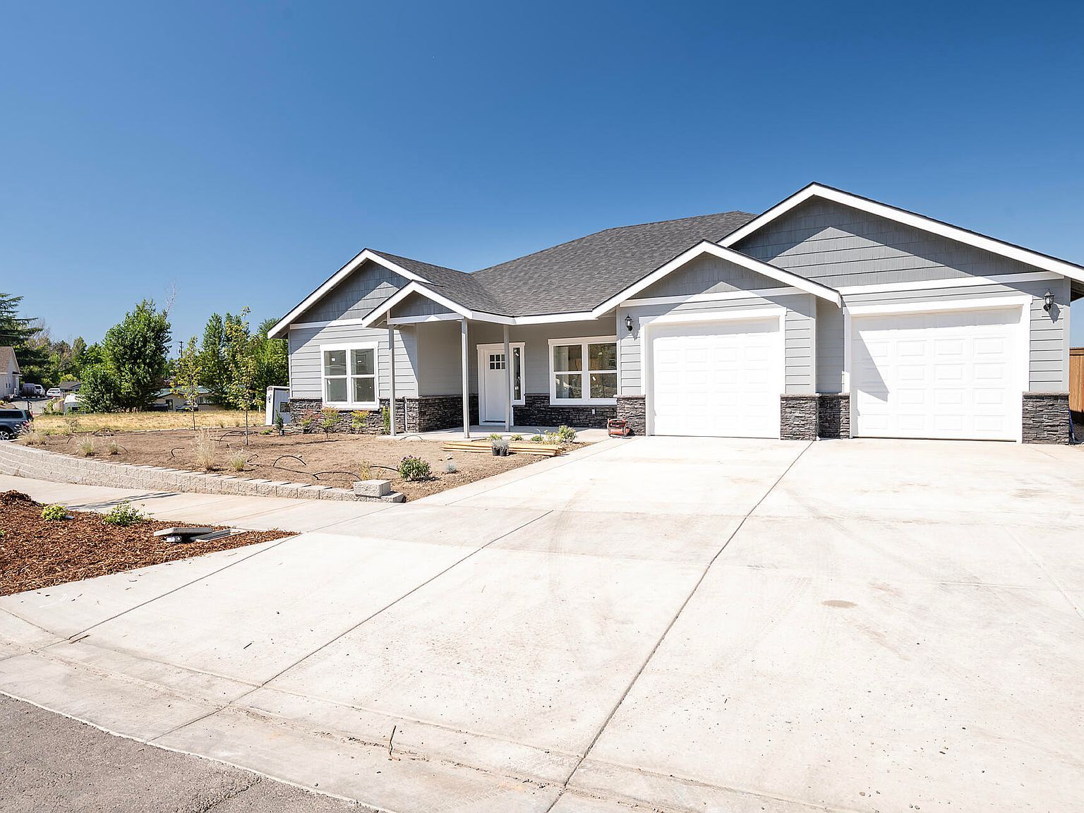 2749 Pronghorn Ln Medford, OR 97504 - Thumbnail 3