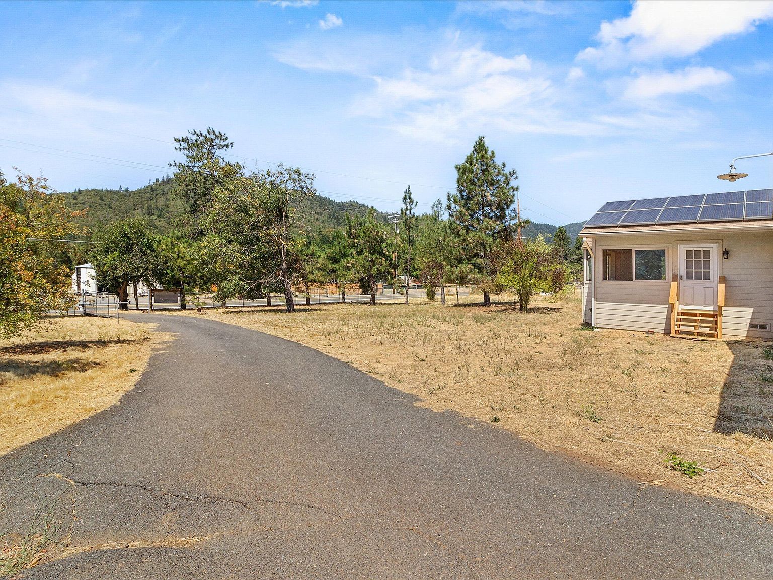 557 W Jones Creek Rd Grants Pass, OR 97526 - Thumbnail 3