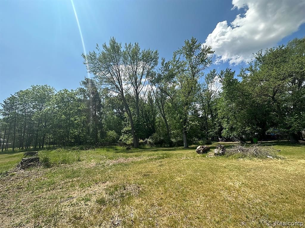 2043 S Long Lake Rd Fenton, MI 48430 - Thumbnail 3