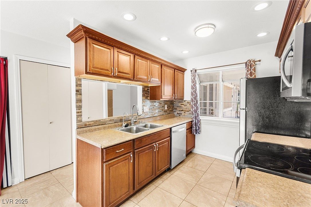 5831 Medallion Dr UNIT 101 Las Vegas, NV 89122 - Thumbnail 3