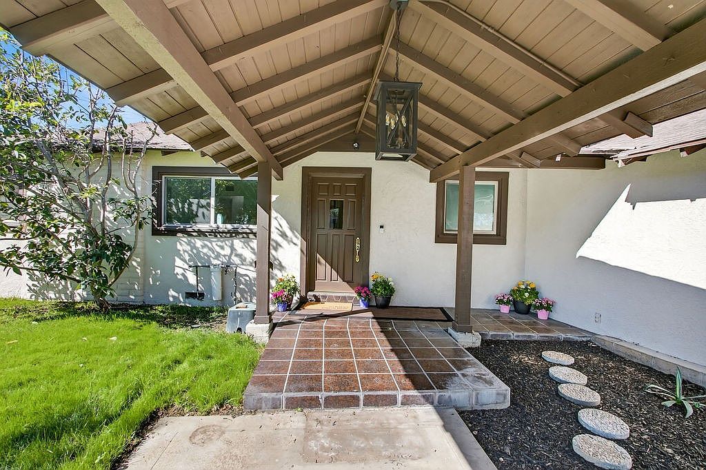 2610 N Deodar St Santa Ana, CA 92705 - Thumbnail 3