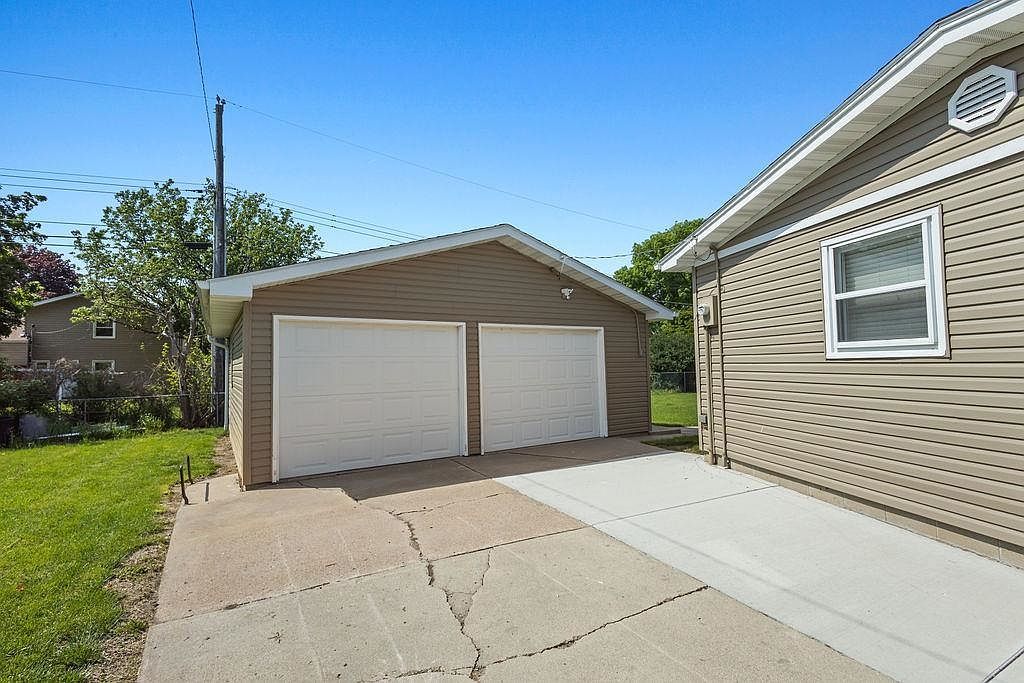 915 3rd St Columbus, NE 68601 - Thumbnail 3