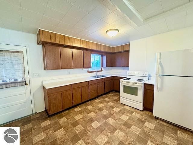 320 N Clinton St Saint Louis, MI 48880 - Thumbnail 3