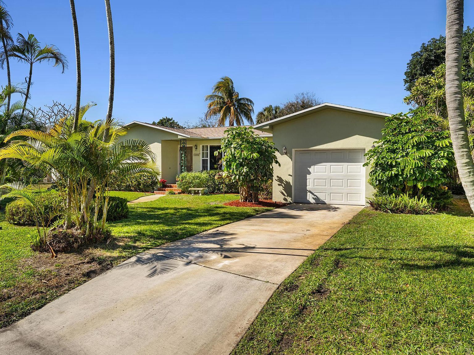 7405 W Lake Dr Lake Clarke Shores, FL 33406  | Single Family