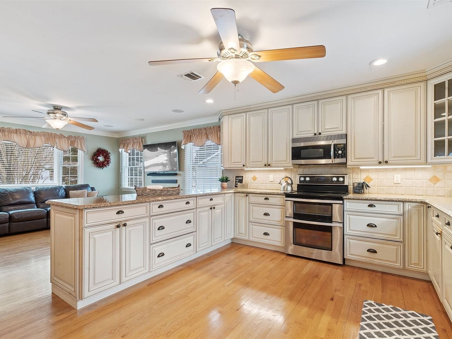 9 Flagpole Ln Setauket, NY 11733 - Thumbnail 3