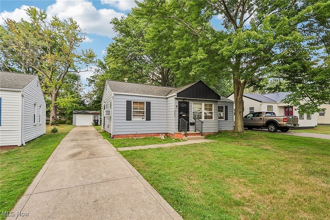 2545 Greenvale Rd Cleveland, OH 44121 - Thumbnail 3