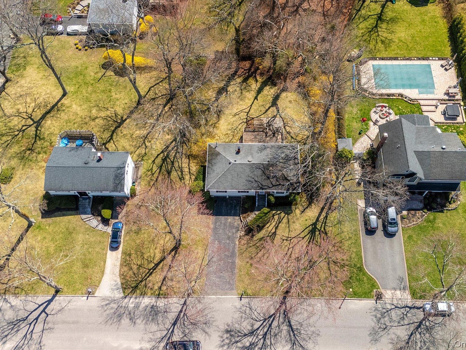 17 Peacock Ln Commack, NY 11725 - Thumbnail 3