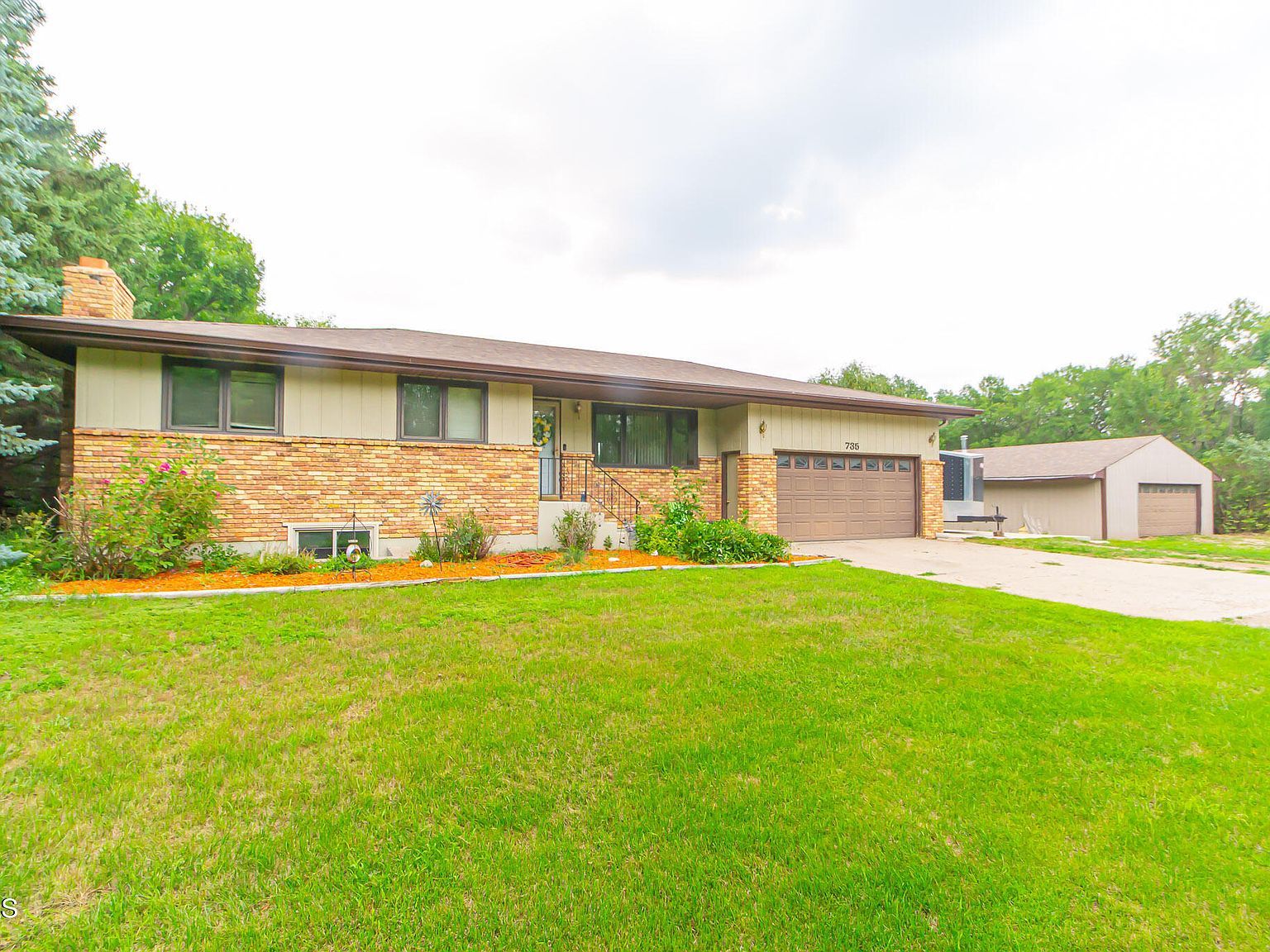 735 W Bristol Dr Bismarck, ND 58501 - Thumbnail 3