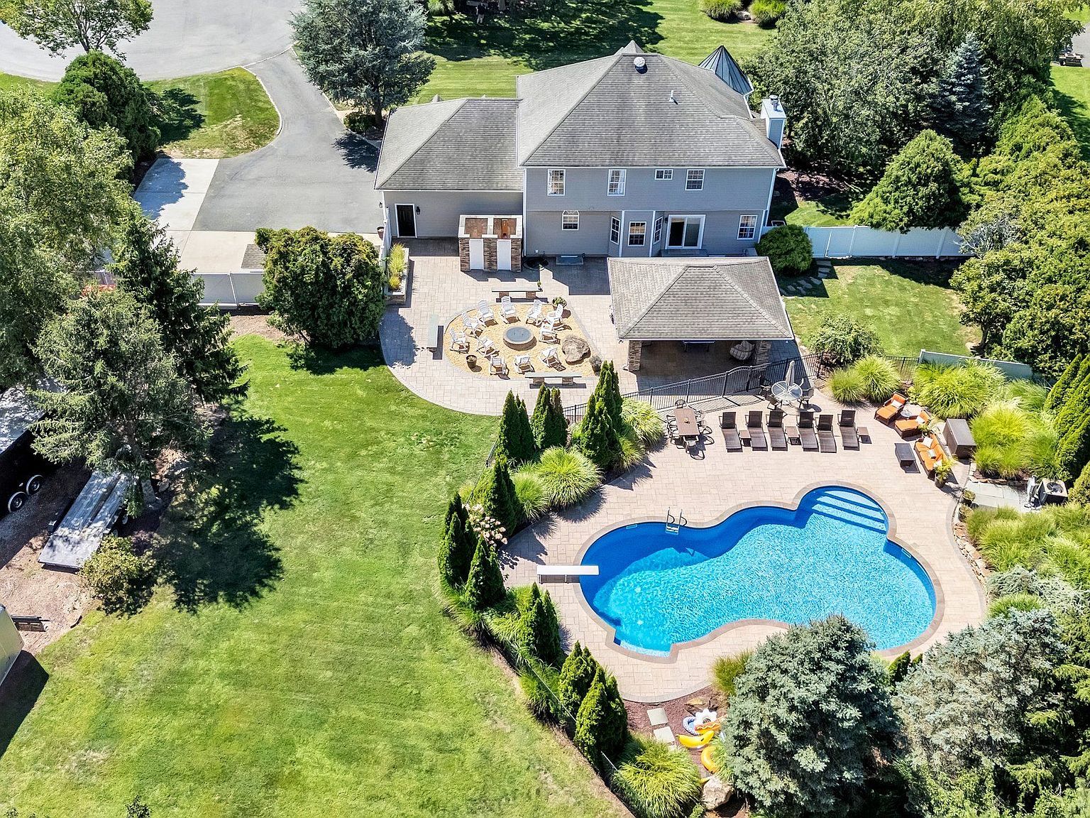 2 Derby Ct Riverhead, NY 11901 - Thumbnail 3