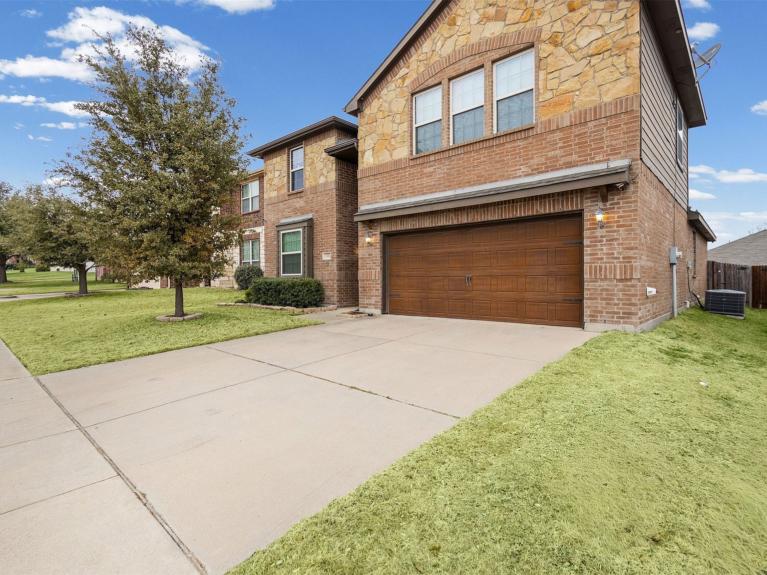 404 Millbrook Ln Fort Worth, TX 76112 - Thumbnail 3