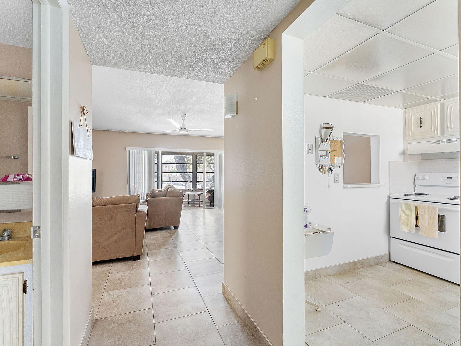 750 Lori Dr APT 232 Palm Springs, FL 33461 - Thumbnail 3