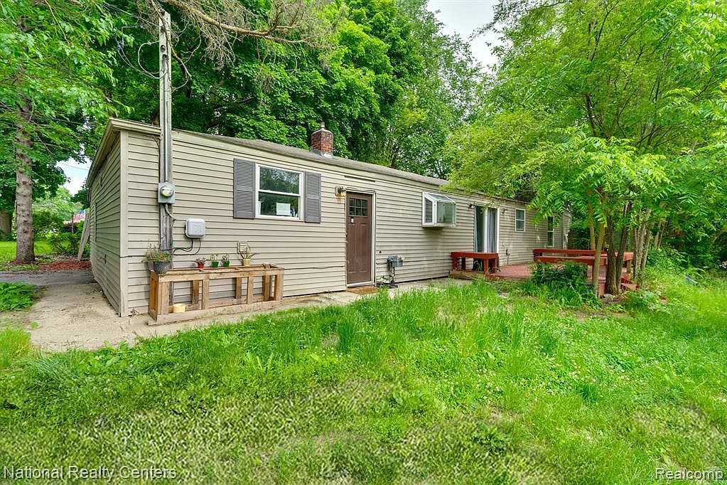 1054 Mandeville St Burton, MI 48529 - Thumbnail 3