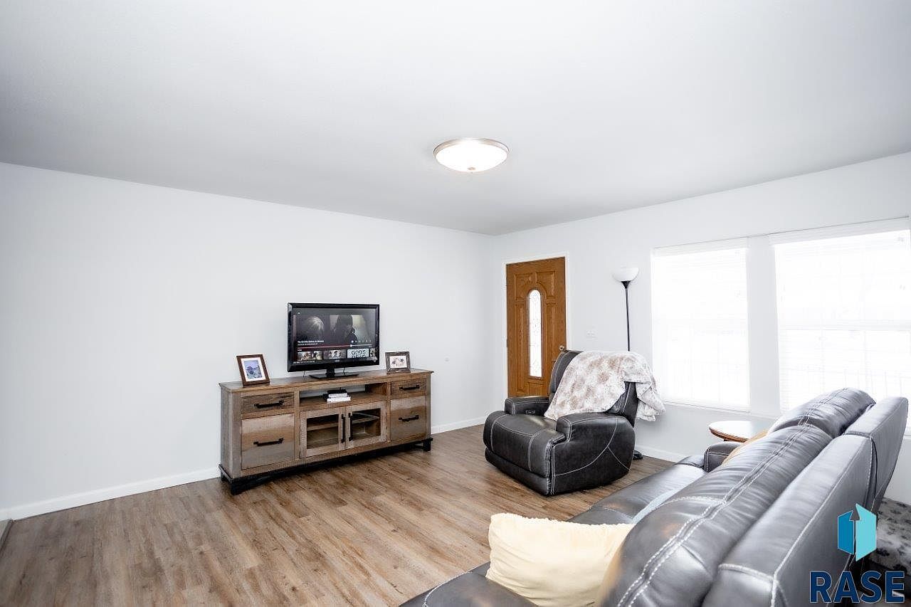 3601 S Holbrook Ave Sioux Falls, SD 57106 - Thumbnail 3