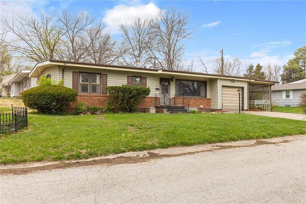 601 Westside Dr Knob Noster, MO 65336 - Thumbnail 3