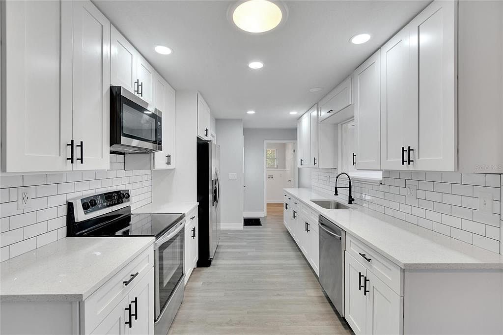 733 Tam O Shanter Ave Sun City Center, FL 33573 - Thumbnail 3