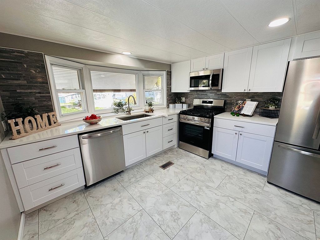 11 Lamplighter Ln Springfield, MA 01119 - Thumbnail 3