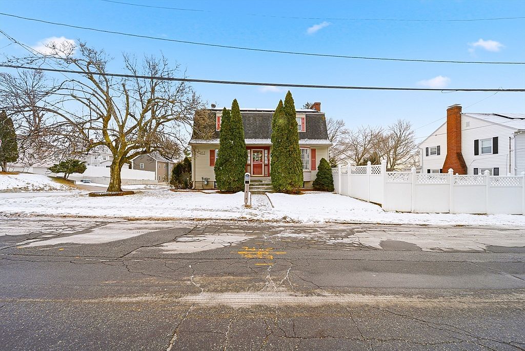 1082 Essex St Lawrence, MA 01841 - Thumbnail 3