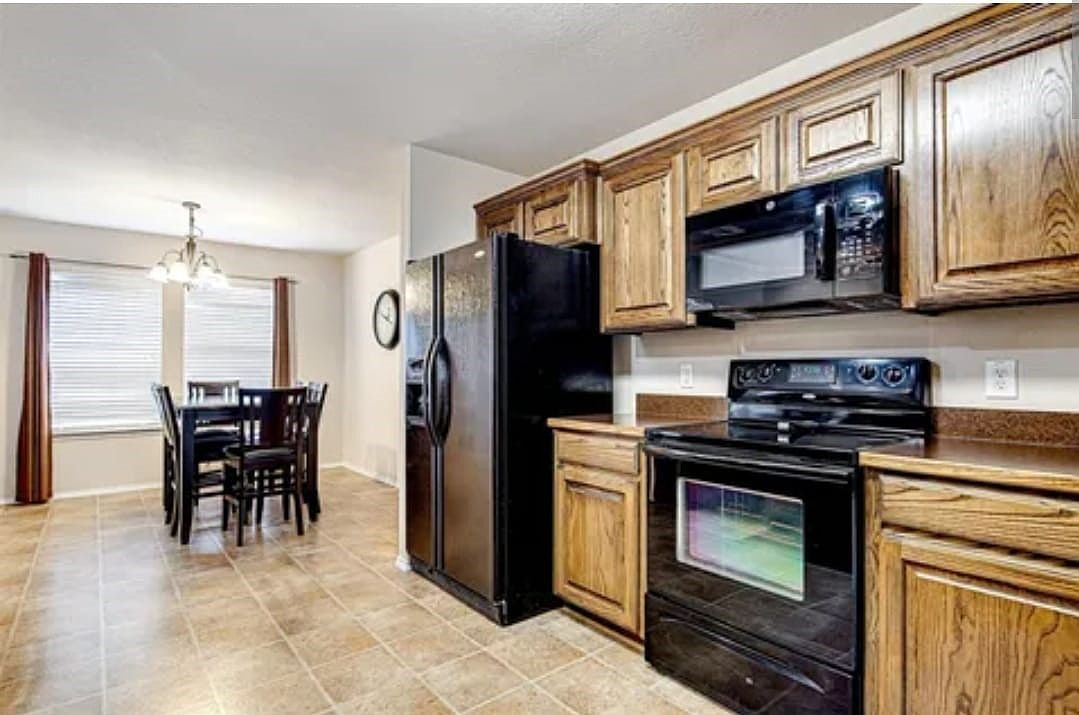 617 Bretts Way Burleson, TX 76028 - Thumbnail 3