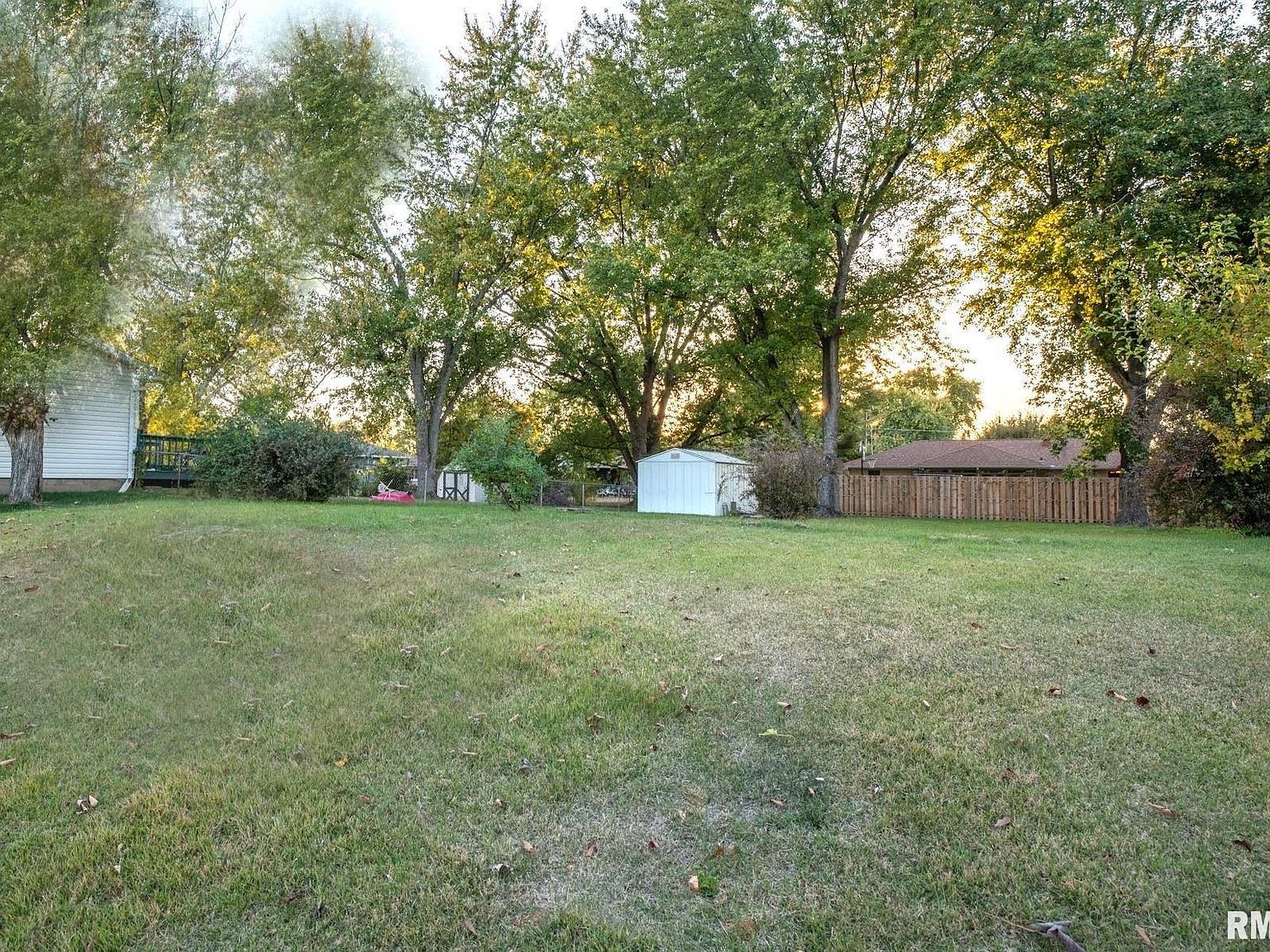 225 Maple Park Dr Pekin, IL 61554 - Thumbnail 3