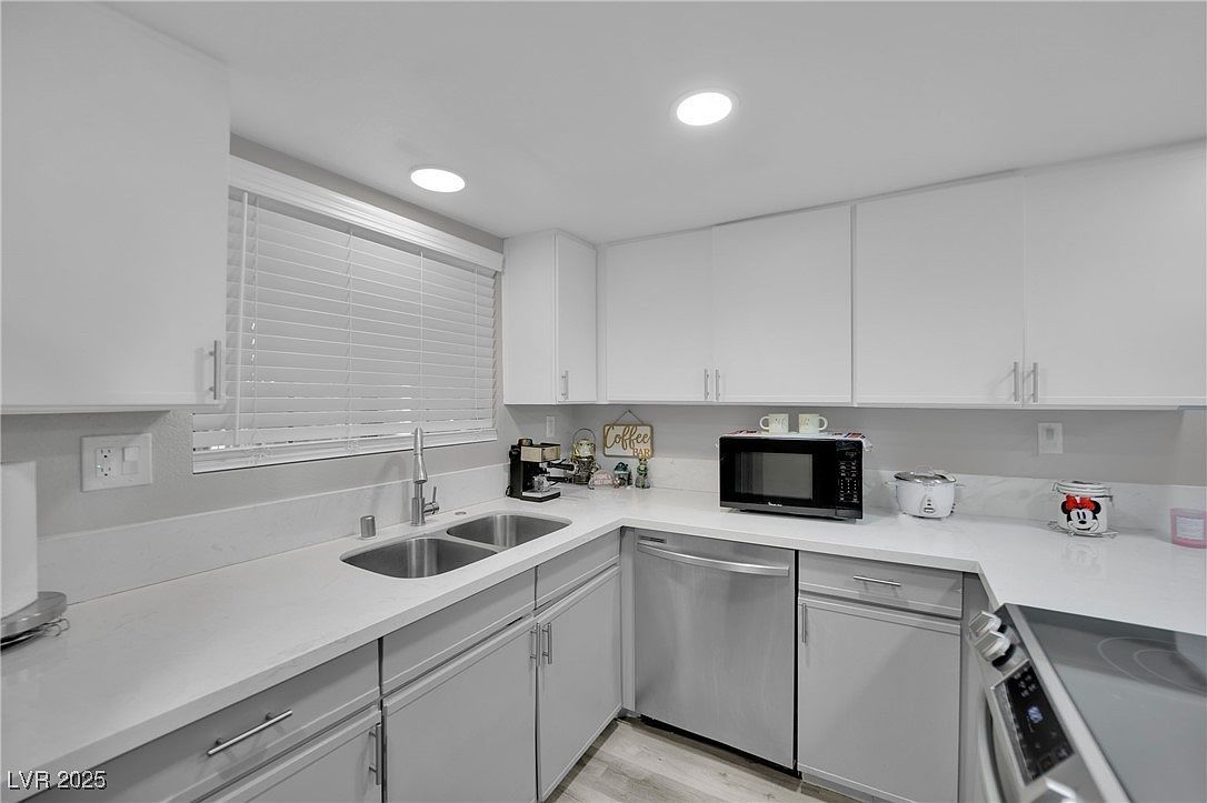 2080 Karen Ave #1 Las Vegas, NV 89169 - Thumbnail 3