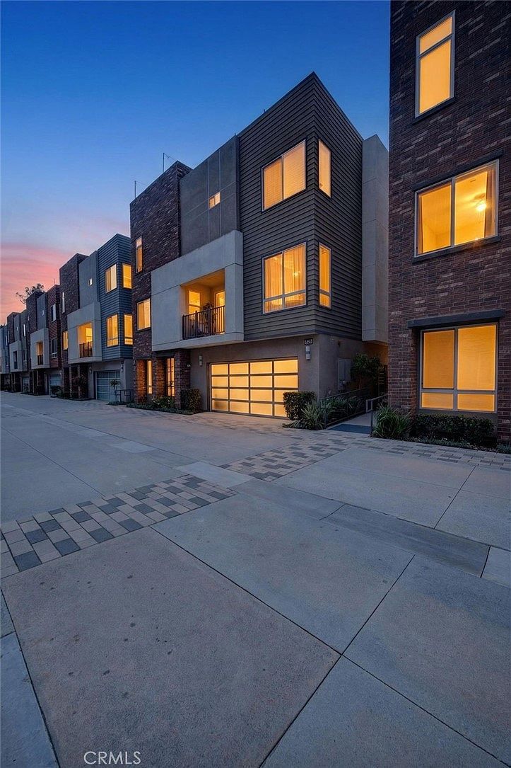 821 Brickyard Ln Costa Mesa, CA 92627 - Thumbnail 3