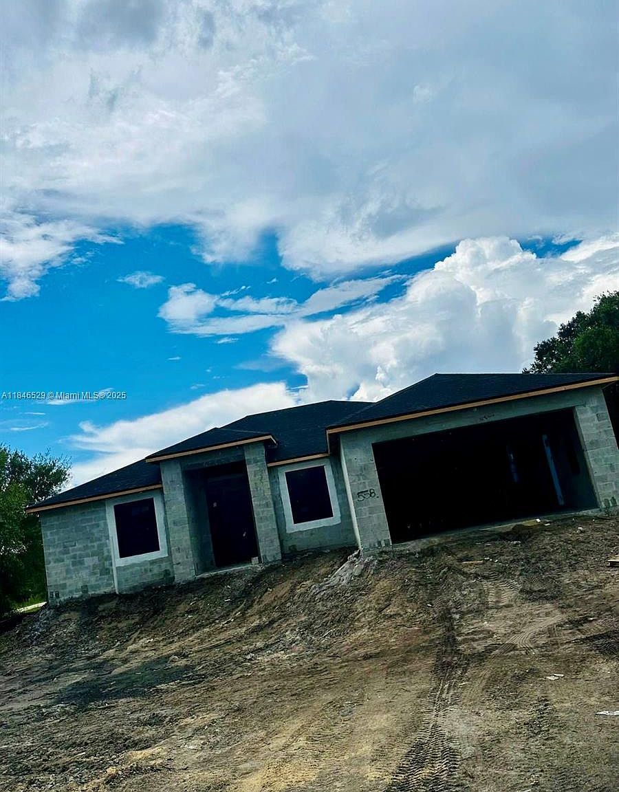 558 Sargent St Lehigh Acres, FL 33972 - Thumbnail 3