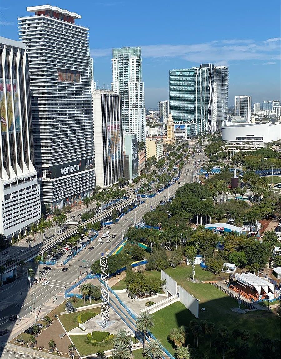 335 Biscayne Blvd #2402 Miami, FL 33131 - Thumbnail 3