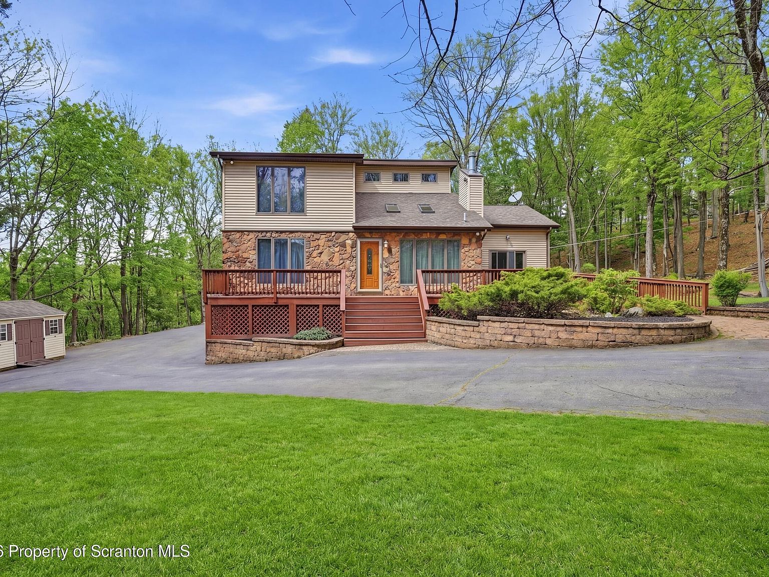 102 Larch Ln Greentown, PA 18426 - Thumbnail 3